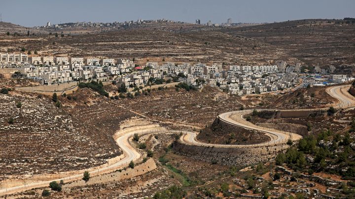 Une route sinueuse en Cisjordanie occupée, entre la colonie israélienne de Givat Zeev (à gauche) et un village palestinien proche de Ramallah (à droite), le 8 septembre 2023. (AHMAD GHARABLI / AFP)