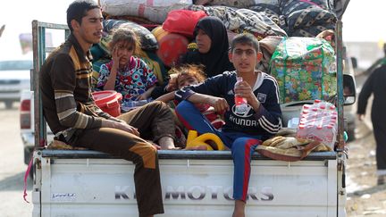 Des milliers de civils fuient les combats autour de Mossoul, comme cette famille, le 27 octobre 2016. (AHMAD AL-RUBAYE / AFP)