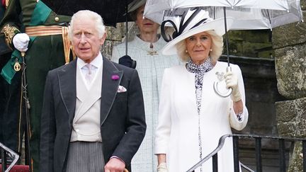 Le souverain britannique, Charles III, et la reine Camilla, à Edimbourg (Royaume-Uni), le 4 juillet 2023. (JONATHAN BRADY / AFP)