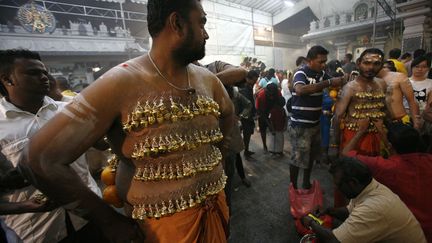 Pendant la longue procession, les fid&egrave;les pratiquent divers actes de d&eacute;votion. (EDGAR SU / REUTERS)