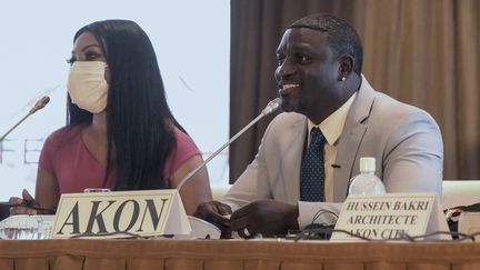 Le rappeur Akon en conférence de presse à Dakar le 31 aoùt 2020 (SEYLLOU / AFP)