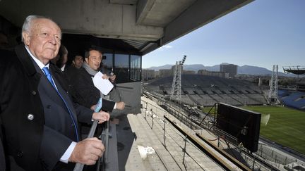 Le s&eacute;nateur-maire UMP de Marseille (Bouches-du-Rh&ocirc;ne), Jean-Claude Gaudin, durant une visite du chantier de r&eacute;novation du stade V&eacute;lodrome, le 12 novembre 2012. (GERARD JULIEN / AFP)