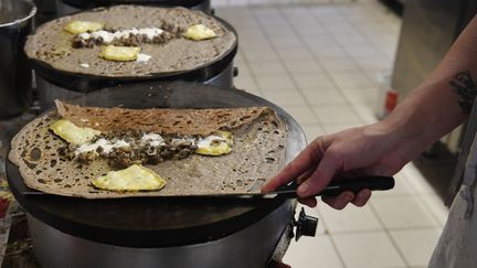 Préparation de crêpes dans un restaurant. (FRED TANNEAU / AFP)