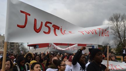 Plusieurs centaines de personnes ont défilé lundi 6 février à Aulnay-sous-Bois, réclamant "Justice pour Théo". (CITIZENSIDE/ALPHA CIT / CITIZENSIDE)