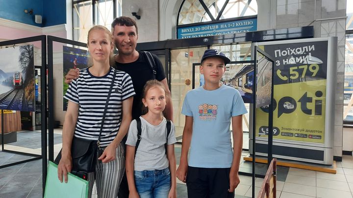 Anatoli, Aliona, Valeria et Viktor s'apprêtent à quitter la ville de Zaporijia. Sans bagages et sans point de chute précis. (GILLES GALLINARO)