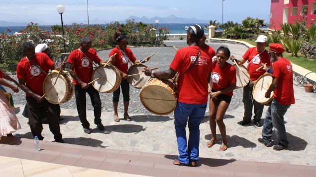 &nbsp; (Ambiance de fête devant l'hôtel Santantao Art Resort © Emmanuel Langlois / Radio France)