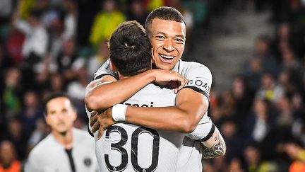 Kylian Mbappé dans les bras de Lionel Messi, lors de Nantes-PSG, samedi 3 septembre.&nbsp; (MATTHIEU MIRVILLE / DPPI via AFP)