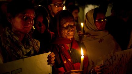 Des victimes d'attaque &agrave; l'acide participent &agrave; une veill&eacute;e &agrave; New Delhi (Inde), le 16 d&eacute;cembre 2014. (SAURABH DAS / AP / SIPA )