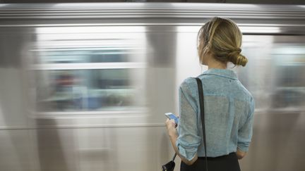 Photographie non dat&eacute;e d'une femme seule attendant le m&eacute;tro. Un plan de lutte contre le harc&egrave;lement dans les transports est pr&eacute;sent&eacute; le 9 juillet 2015. (HELLO LOVELY / BLEND IMAGES / GETTY IMAGES)