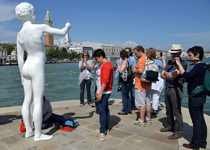 Le "Garçon à la grenouille" de Charles Ray, était devenu une attraction pour les touristes
 (MARCO SABADIN / AFP)