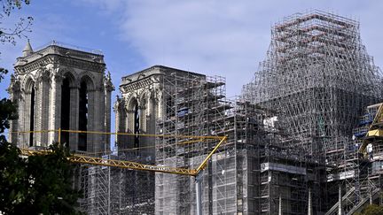 Le grand échafaudage sur lequel se trouvera la nouvelle flèche sur le chantier de reconstruction et de restauration de la cathédrale Notre-Dame de Paris, le 12 septembre 2023 (ALEXANDRE MARCHI / MAXPPP)