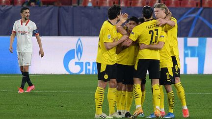 La joie des joueurs du Borussia Dortmund sur le terrain de Seville le 17 février 2021 (CRISTINA QUICLER / AFP)