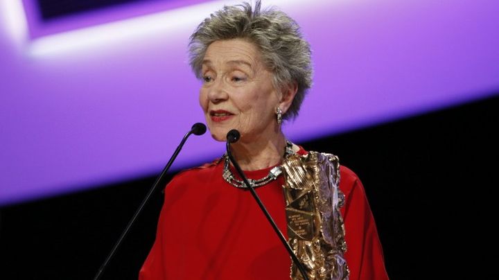 Emmanuelle Riva re&ccedil;oit le C&eacute;sar de la meilleure actrice, vendredi 22 f&eacute;vrier &agrave; Paris. (PATRICK KOVARIK / AFP)