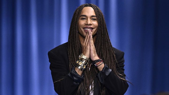 Le créateur Olivier Rousteing au final de son défilé Balmain lors de la Paris Fashion Week, le 27 septembre 2023 (JULIEN DE ROSA / AFP)