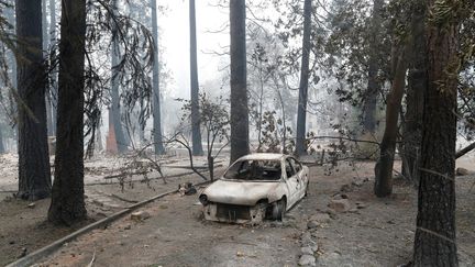 La carcasse d'une voiture gît dans la ville de Paradise (Etats-Unis), après le passage des flammes, le 13 novembre 2018. (TERRAY SYLVESTER / REUTERS)