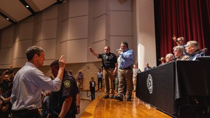 Le candidat démocrate au poste de gouverneur, Beto O'Rourke, interrompt une conférence de presse du gouverneur du Texas, Greg Abbott, le 25 mai 2022, après la fusillade survenue la veille dans une école primaire, faisant 21 morts.&nbsp; (JORDAN VONDERHAAR / GETTY IMAGES NORTH AMERICA / AFP)