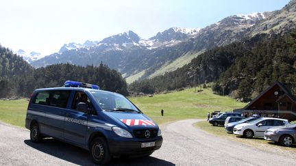 Des véhicules de gendarmerie le 20 mai 2016 aux Cauterets (Hautes-Pyérénées). (LAURENT DARD / AFP)