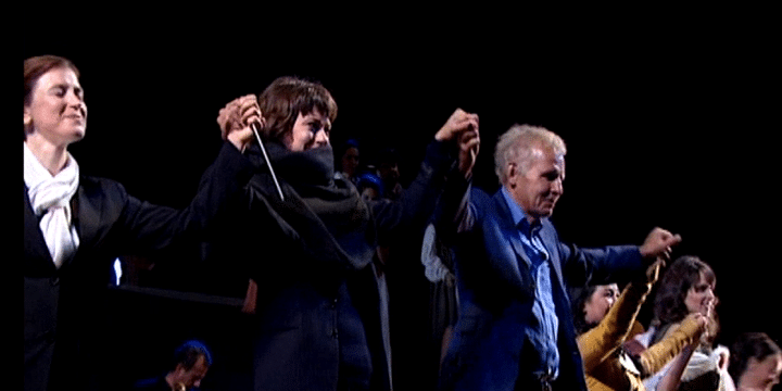 Patrick Poivre d'Arvor et Manon Savary aux côtés des chanteurs et des comédiens
 (F3/ Culturebox)