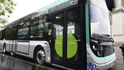 Un bus électrique de la RATP, place de l'Etoile, le 30 mai 2016. (ERIC PIERMONT / AFP)