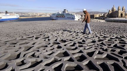 Un ouvrier sur le toit du Musée des civilisations de l'Europe et de la Méditerranée (MuCEM) de Marseille qui ouvrira ses portes en juin
 (Boris Horvat / AFP)