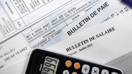 Bulletin de salaire (illustration)&nbsp; (MOURAD ALLILI / MAXPPP)