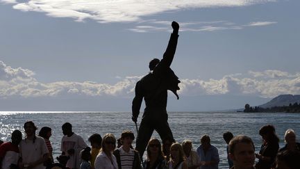 La statue de Freddie Mercury face au Lac Léman, à Montreux, érigée en 1996.
 (FABRICE COFFRINI / AFP)