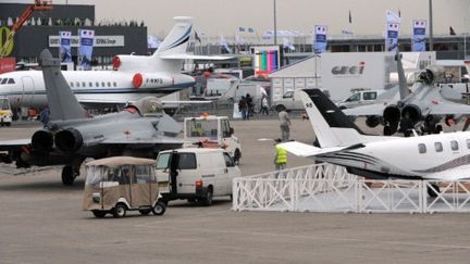 Sur le tarmac de l'aéroport du Bourget, juste avant l'inauguration du fameux Salon... (AFP - ERIC PIERMONT)