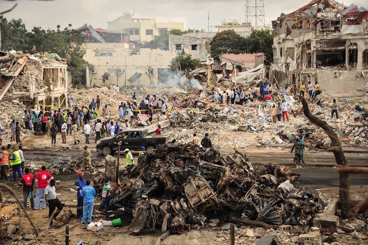 Sur les lieux de l'attaque au camion piégé qui a fait plus de 500 morts le 14 octobre 2017 à Mogadiscio.&nbsp;Celle-ci&nbsp;n'a pas été revendiquée, mais on suspecte les islamistes shebabs d'en être à l'origine. Il s'agit de l'attentat le plus meurtrier&nbsp;de l'histoire de la Somalie. (MOHAMED ABDIWAHAB / AFP)