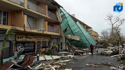 Des habitations sur l'île de Saint-Martin après le passage de l'ouragan Irma, le 7 septembre 2017. (RINSY XIENG / RCI.FM / AFP)