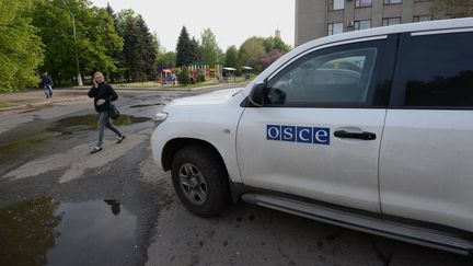 Une voiture de l'Organisation pour la s&eacute;curit&eacute; et la coop&eacute;ration en Europe (OSCE), &agrave; Sloviansk, bastion prorusse de l'est de l'Ukraine, le 29 avril 2014. (MIKHAIL VOSKRESENSKIY / RIA NOVOSTI / AFP)