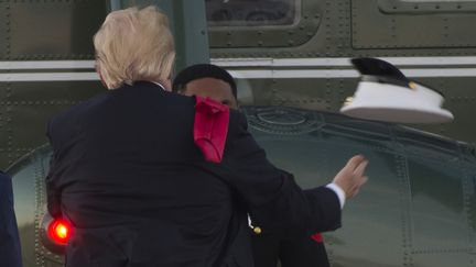 Alors qu'il rentrait du sommet du G20, le président américain a voulu remettre sur la tête d'un Marine une casquette qui s'était envolée. Mais les bourrasques étaient contre lui.