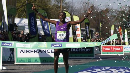 Le Kényan Cyprien Kotut a remporté le 40e marathon de Paris, dimanche 3 avril 2016. (THOMAS SAMSON / AFP)