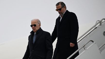 Joe Biden et son fils Hunter, le 4 février 2023 à Syracuse, dans l'Etat de New York. (ANDREW CABALLERO-REYNOLDS / AFP)