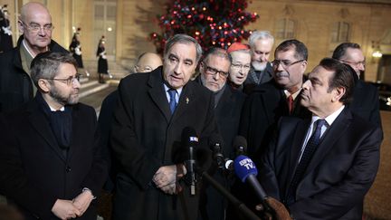 Plusieurs représentants de cultes français à la sortie de l'Elysée, le 5 janvier 2017 à Paris.&nbsp; (GEOFFROY VAN DER HASSELT / AFP)