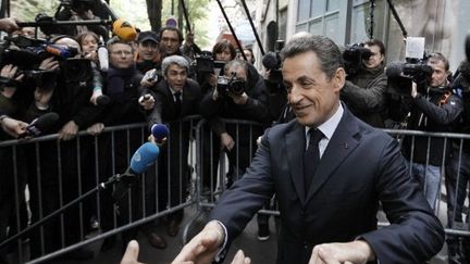 Nicolas Sarkozy devant son QG de campagne à Paris le 23 avril (KENZO TRIBOUILLARD / AFP)