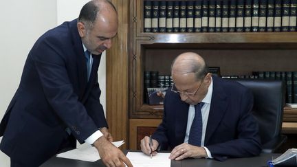 Le président libanais, Michel Aoun, signe le décret validant le nouveau gouvernement, le 10 septembre 2021, à Beyrouth. (STRINGER / AFP)