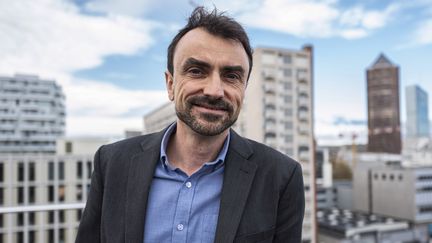 Le nouveau maire écologiste de Lyon, Grégory Doucet, lors de sa campagne pour les élections municipales, le 27 novembre 2019.&nbsp; (ROMAIN LAFABREGUE / AFP)