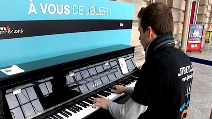 Le concours en Gare organisé par la SNCF jusqu'au 24 décembre 2014 permet aux candidats de repartir avec un piano
 (France 3 / Culturebox)