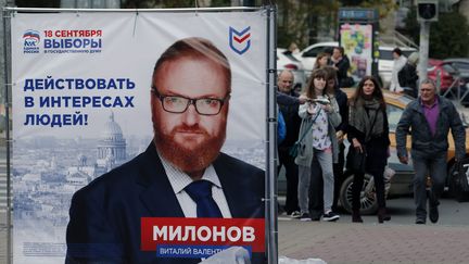 L'affiche de campagne de&nbsp;Vitaly Milonov pour les législatives de 2016 à Saint-Pétersbourg en Russie. (ANATOLY MALTSEV / EPA)