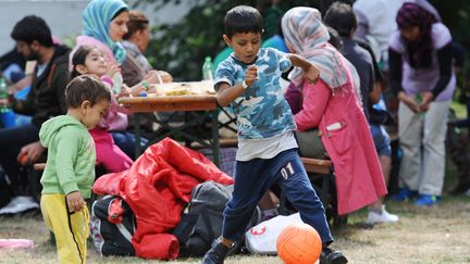 Des enfants jouent dans un centre d'accueil pour demandeurs d'asile pr&egrave;s de la gare de Munich, dans le sud de l'Allemagne, le 13 septembre 2015. (ANDREAS GEBERT / DPA / AFP)