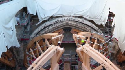 Petit à petit, la cathédrale Notre-Dame de Paris retrouve son éclat. Les voûtes gothiques ravagées dans l’incendie de 2019 sont aujourd’hui reconstruites à l'identique grâce au savoir-faire des Compagnons. (FRANCEINFO)