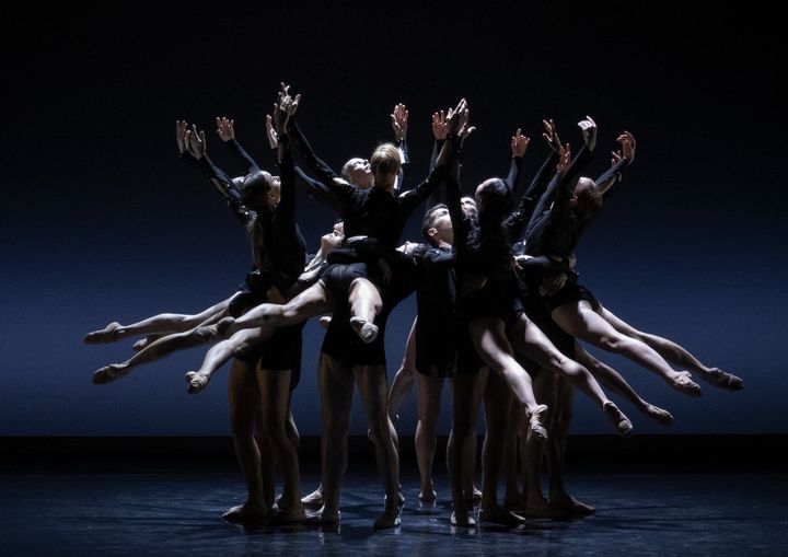 "Sinfonia"&nbsp;du&nbsp;chorégraphe Thierry Malandain, inspiré par le confinement, présenté au&nbsp;Teatro Victoria Eugenia de Donostia de San Sebastián en Espagne le 10 avril 2021. (ANDER GILLENEA / AFP)