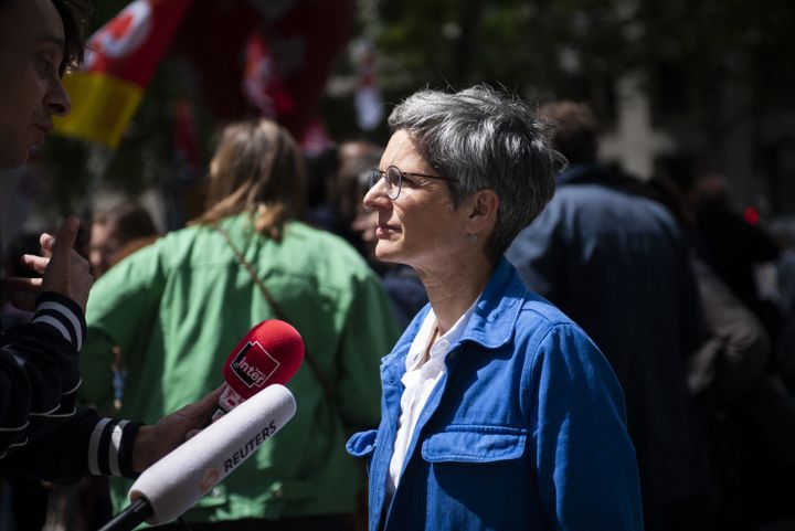 Sandrine Rousseau, le 7 juin 2022 lors d'une manifestation du personnel hospitalier à Paris. (MAGALI COHEN / HANS LUCAS)