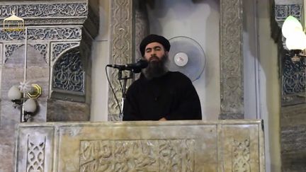 &nbsp; (Abu Bakr al-Baghdadi, le leader de l'Etat islamique lors d'un prêche à Mossoul en Irak. © Maxppp)