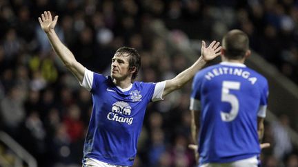 Le joueur d'Everton Leighton Baines célèbre la victoire (GRAHAM STUART / AFP)