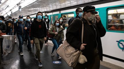 Des usagers du métro masqués, le 1er octobre 2020, à Paris. (VALENTINO BELLONI / HANS LUCAS / AFP)