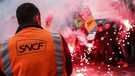 Des cheminots en grève manifestent à Paris, le 23 mars 2018. (MAXPPP)