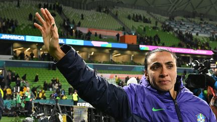 Marta salue le public après le match entre son Brésil et la Jamaïque lors de la Coupe du monde 2023, le 2 août 2023. (WILLIAM WEST / AFP)