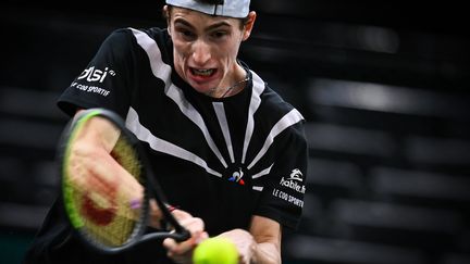 Ugo Humbert lors de son deuxième tour à Bercy contre Stefanos Tsitsipas. (ANNE-CHRISTINE POUJOULAT / AFP)