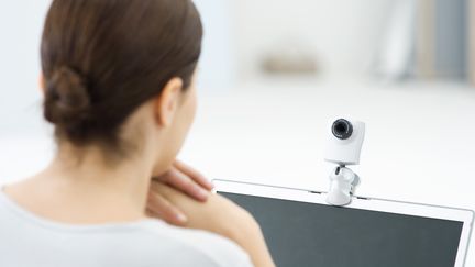 Une candidate à une embauche répond à un questionnaire face à une webcam. (SIGRID OLSSON / ALTOPRESS)